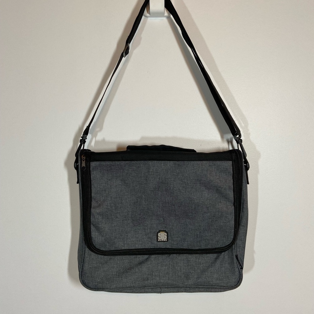 SURGE COMPUTER BAG Black shoulder strap. Grey/black with red interior